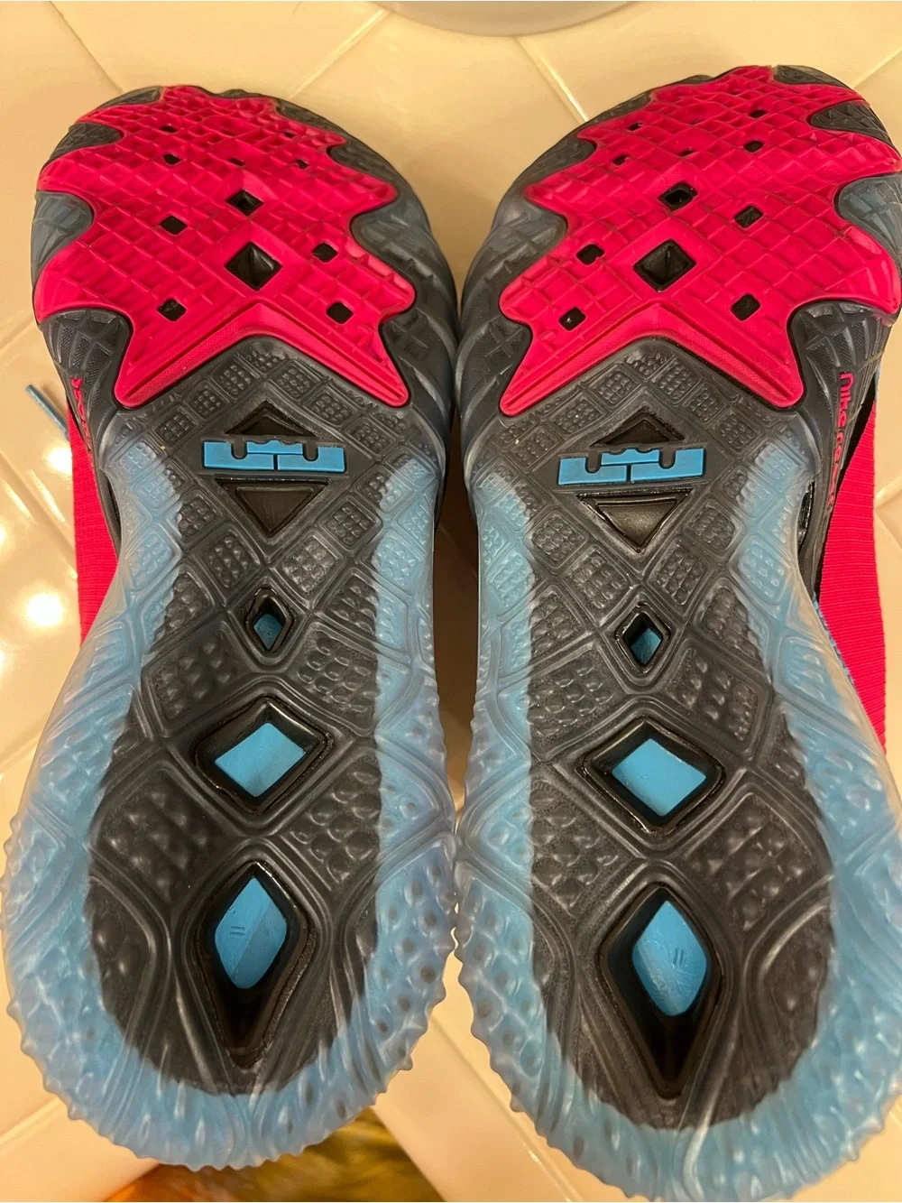 LeBron XVIII LOW, FIREBERRY/BLACK, Men’s Size 8.5-Women’s Size 10, EXCELLENT
